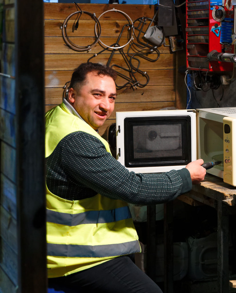 Réparateur électroménager en parcours d'insertion professionnelle chez Envie Strasbourg